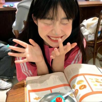黑白照片的少女